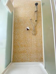 La salle de bains est pourvue d'une douche avec un pommeau de douche. dans l'établissement casadifederica, à Palerme