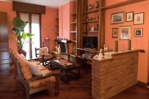 uma sala de estar com uma lareira de tijolos e uma televisão em A casa di Anna, elegant flat in Cremona em Cremona