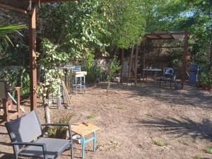 un grupo de sillas y mesas en un patio en Nicosia rest and relax 1 bedroom apartment, en Nicosia