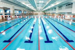 uma grande piscina com pistas em Donghae Medical Spa Convention Hotel em Donghae