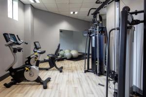 een fitnessruimte met loopbanden en fitnessapparatuur in een kamer bij Stratford Manor Hotel in Stratford-upon-Avon