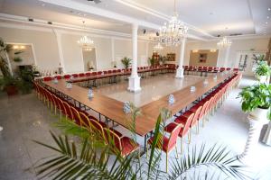 Restauracja lub miejsce do jedzenia w obiekcie Parisel Palace Centrum Konferencyjno-Wypoczynkowe Klimki pod Łukowem