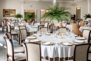 Restauracja lub miejsce do jedzenia w obiekcie Parisel Palace Centrum Konferencyjno-Wypoczynkowe Klimki pod Łukowem