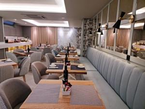 アルムニェーカルにあるHotel Noyのレストランのテーブルと椅子
