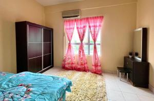 um quarto com uma cama e uma janela com cortinas cor-de-rosa em PD VIP Pool View w WiFi - Anugerah Staycation em Porto Dickson