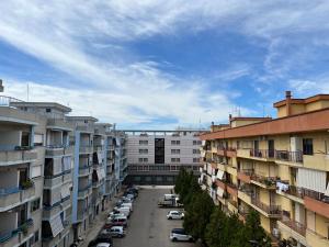 Vista ariale di un parcheggio in un complesso residenziale di [Apulian Heart] Elegante Appartamento a Gioia del Colle