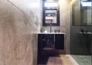 W łazience znajduje się umywalka i lustro. w obiekcie NEW! 2 BD Premium Beach house W/large balcony w Tel Awiwie