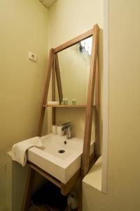 a bathroom with a sink and a mirror at La Cabane en Ville in Riom