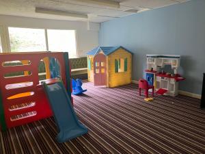 ein Kinderzimmer mit einem Spielzimmer mit Spielgeräten in der Unterkunft Holiday home, Camelford, Cornwall in Camelford