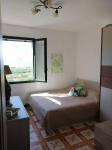 - une chambre avec un lit et une fenêtre dans l'établissement La finestra sul mare, à Castellammare del Golfo