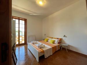 1 dormitorio con 1 cama grande en una habitación en Monte Cuccu Bed & Breakfast en Cerfignano