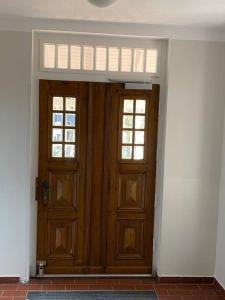 een hal met twee houten deuren in een kamer bij Apartment Nr. 8 Bad Laasphe Altstadt in Bad Laasphe