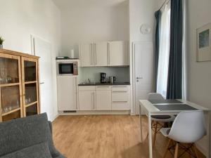 uma cozinha com um sofá e uma mesa num quarto em Apartment Nr. 8 Bad Laasphe Altstadt em Bad Laasphe