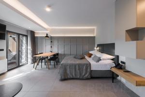 Un dormitorio con una cama y una mesa. en Hotel Laguna Deluxe - Terme Krka, en Strunjan