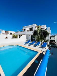 una villa con piscina di fronte a una casa di Villa Jasmine a Playa Blanca