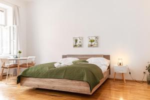 - une chambre avec un lit et une table avec des chaises dans l'établissement Smart 2BR Apt. Perfect for Longstays near Rennweg, à Vienne