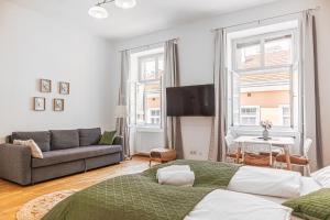 a living room with two beds and a couch at Smart 2BR Apt. Perfect for Longstays near Rennweg in Vienna