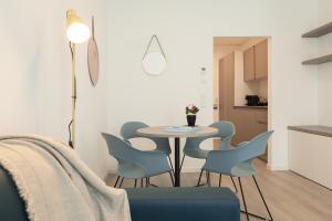 - une salle à manger avec une table et des chaises dans l'établissement acora Heidelberg Living the City, à Heidelberg
