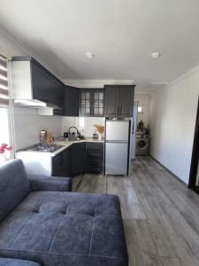 eine Küche mit einem Sofa und einem Kühlschrank in der Unterkunft Xanbulan_Home 