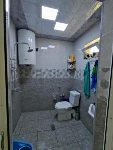 y baño pequeño con aseo y ducha. en Xanbulan_Home, 