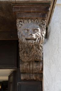 un visage en pierre sur le côté du bâtiment dans l'établissement Mocenigo Grand Canal Luxury Suites, à Venise