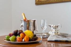 un plato de fruta en una mesa de madera en Mocenigo Grand Canal Luxury Suites, en Venecia