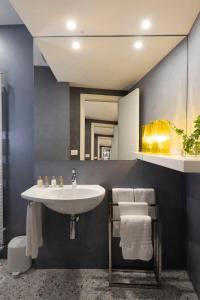La salle de bains est pourvue d'un lavabo et d'un miroir. dans l'établissement Mocenigo Grand Canal Luxury Suites, à Venise