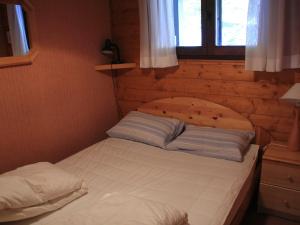 een klein bed in een kamer met een raam bij Appartement Châtel, 3 pièces, 6 personnes - FR-1-200-299 in Châtel