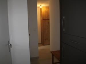 un couloir avec une porte menant à une chambre dans l'établissement Studio Châtel, 1 pièce, 3 personnes - FR-1-200-353, à Châtel