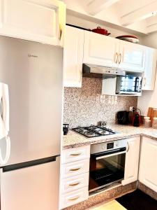 Dapur atau dapur kecil di Sublime appartement dans résidence prestigieuse