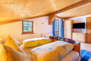 Un pat sau paturi într-o cameră la Ferienwohnung Weissbacher