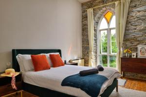 Un dormitorio con una cama grande y una ventana. en Finest Retreats - Luxury Converted Chapel with Hot Tub & Games Room, en Dinas Mawddwy