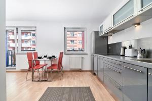Kuchyňa alebo kuchynka v ubytovaní Apartament Spiżowa z Balkonem Wrocław by Noclegi Renters
