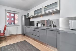Kuchyňa alebo kuchynka v ubytovaní Apartament Spiżowa z Balkonem Wrocław by Noclegi Renters