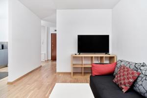 Televízia a/alebo spoločenská miestnosť v ubytovaní Apartament Spiżowa z Balkonem Wrocław by Noclegi Renters + 8 fotografií