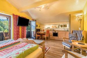 Zimmer mit einem Bett und einer Küche mit einem Tisch in der Unterkunft Zwischen Chiemsee und Bergen Dg in Bernau am Chiemsee