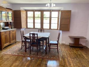 uma cozinha com uma mesa de jantar e cadeiras em Casa Laureano 