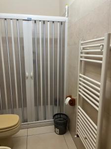 e bagno con servizi igienici e cabina doccia. di Le Comete di Angelo a Reggio di Calabria Altre 37 foto