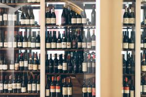 una vitrina de botellas de vino en una bodega en Hotel Steiner Superior, en Obertauern