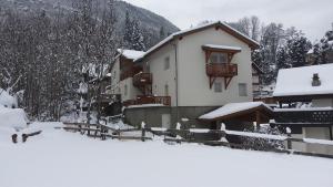 budynek z śniegiem na ziemi przed nim w obiekcie Ski 3 Vallées à 80m télécabine de l'Olympe - appt 50m2, 3étoiles w mieście Brides-les-Bains