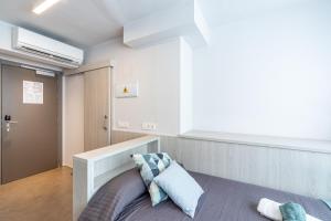 1 dormitorio con 1 cama en una habitación en Residencia Universitaria Claudio Coello en Madrid