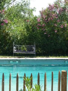 um banco sentado ao lado de uma piscina em chic et champêtre em Solliès-Pont