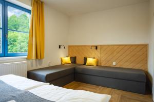A bed or beds in a room at Hotel Edvard