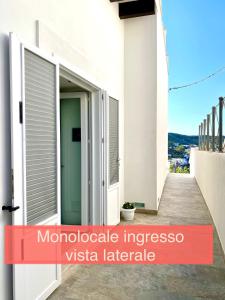 una casa blanca con una pasarela y las palabras "interés monóculo vista" en Domus Ɫ Ponza en Ponza