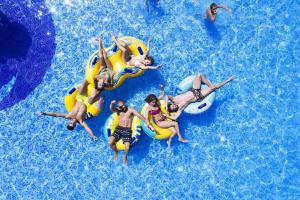 Het zwembad bij of vlak bij Aqua Nevis Hotel & Aqua Park - All Inclusive
