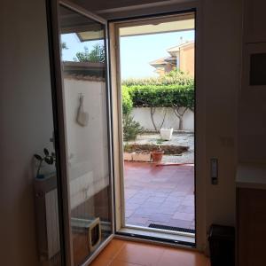 a sliding glass door leading to a patio at Romantische Villa am Meer mit Kamin Zoomarine Cinecittà World in Torvaianica