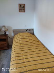 uma cama grande num quarto com em Au Bon Vieux Port Maison de vacances Alsacienne à 10mn de Ribeauvillé, Riquewihr et Kaysersberg em Sélestat