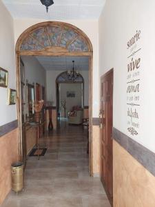 una entrada a una habitación con puerta abierta en La Plazuela, casa andaluza con patio., en Montoro