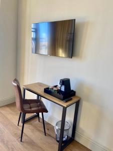 Balcomie Links Hotel的电视和/或娱乐中心