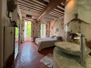 bagno con letto e lavandino in camera di Le Regardeur a Saint-Rémy-de-Provence